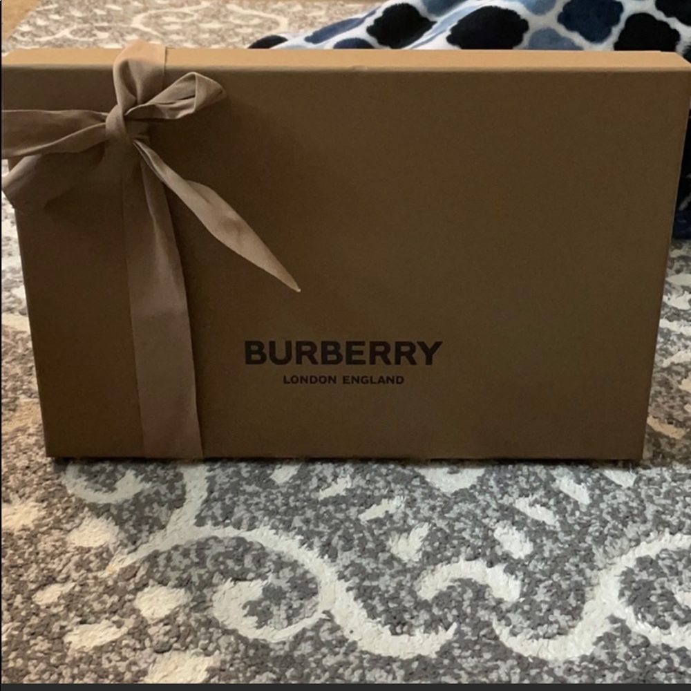 Burberry gift box